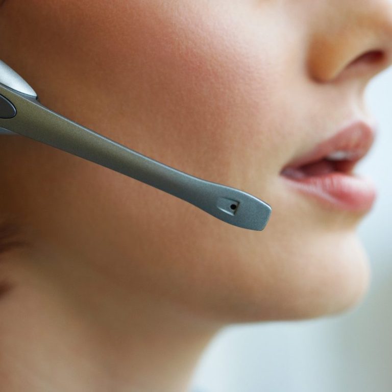 Nahaufnahme eines Mundes, der ein Headset mikrofon verwendet.